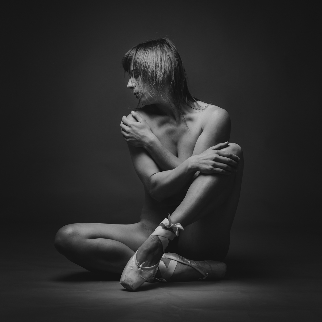 Nude ballet dancer sitting.jpg